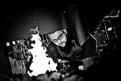 Schmiedekunst und Schmiedekurse Haselmayr (Leistungen sind u.a. Meißel ausschmieden, Messer schleifen uvm.)